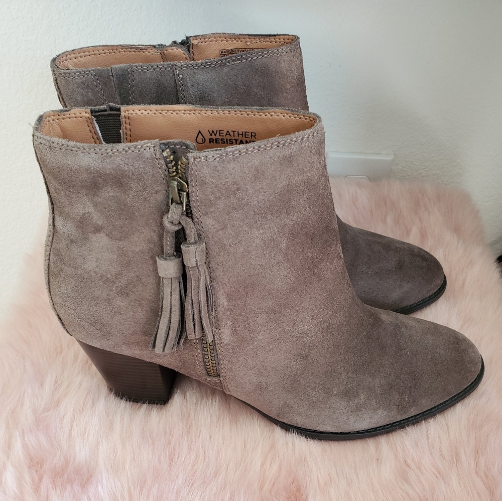 Vionic Ankle Boots for women size 12W. - Picture 12 of 13